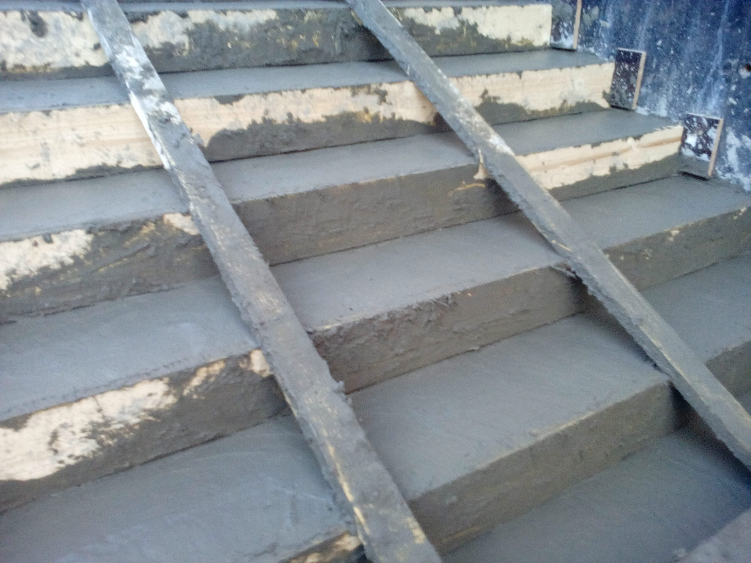 бетонные ступеньки лестничного марша